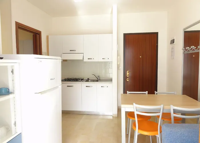 Coastal With Terrace דירה